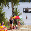 Der Badestrand mit Liegewiese am Ferienhaus am See