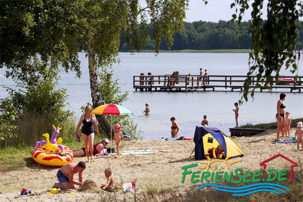 Ferienhaus am See - Badestrand und Liegewiese direkt am Wasser