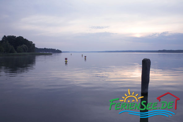 Ferienhaus am See - Sonnenaufgang über dem Wasser